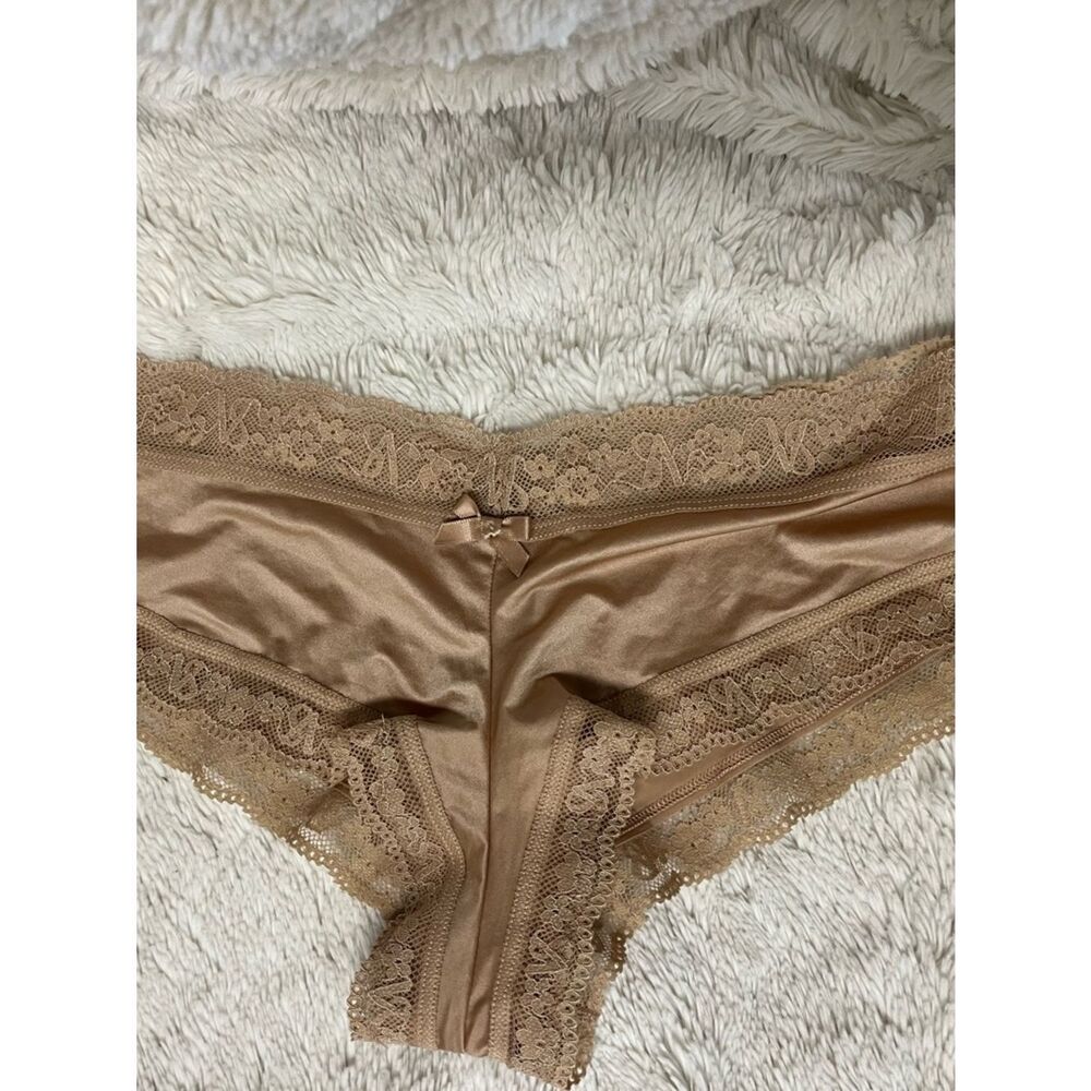 Victoria secrets  lace   NWT medium Panty in Nude Tan